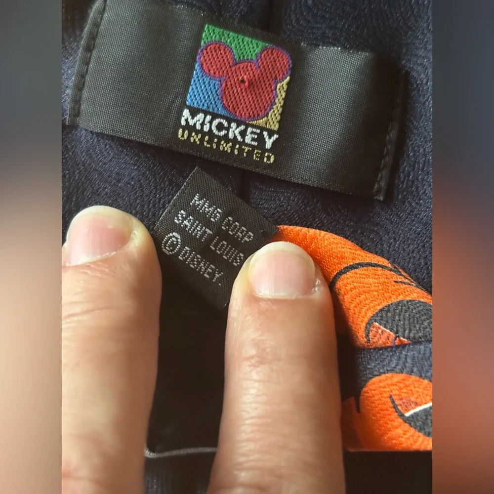 Disney Unlimited Kiss the Cook Goofy Tie - Picture 6 of 6